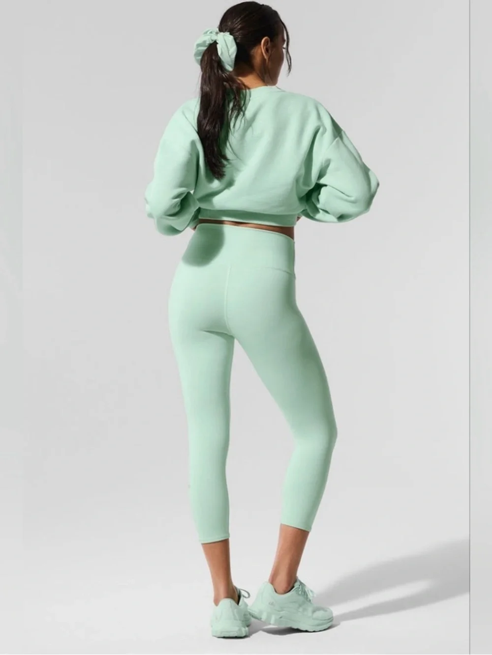 ALO Yoga Cropped Accolade Crewneck Sweatshirt in Spearmint. RARE FIND!
